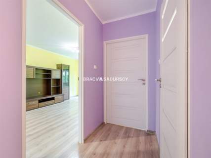 Ustawne 2 pokojowe mieszkanie w apartamentowcu.
