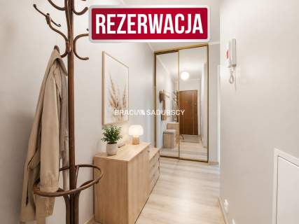 Ustawne 2 pokojowe mieszkanie w apartamentowcu.