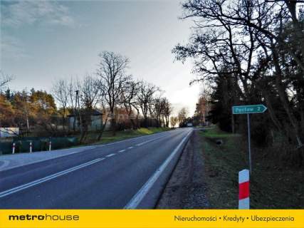 Ogrodzona działka przy trasie szybkiego ruchu.