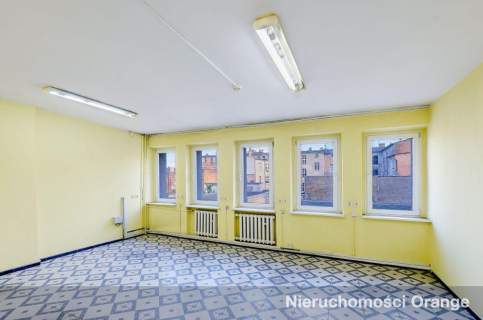 Budynek biurowy w centrum z parkingiem