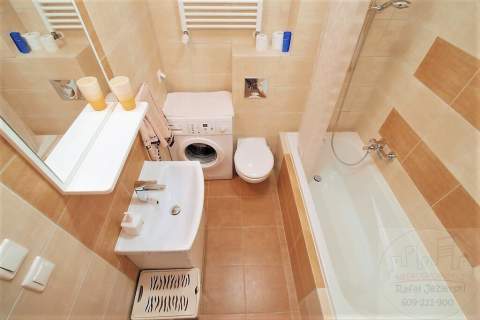z garażem przestronne 2 pokojowe, balkon