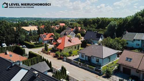 Dom wolnostojący w mieście