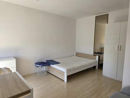 Kawalerka z garażem i dużym balkonem blisko do metra, wanna,