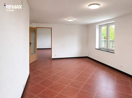 Budynek plac przy DK75 biznes, który widać