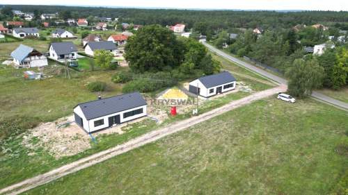 Nowe domy parterowe w Prądocinie przy lesie