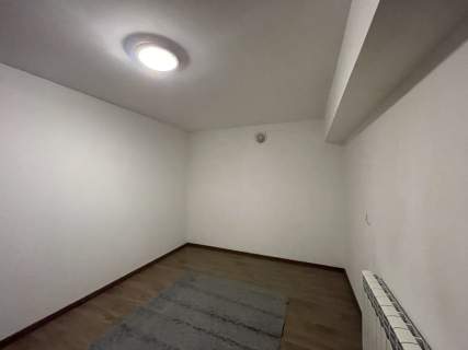 Podmiejska mała willa otoczona sosnami