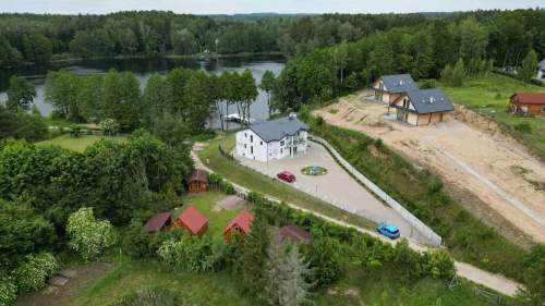 Obiekt hotelowy nad jeziorem na Mazurach.
