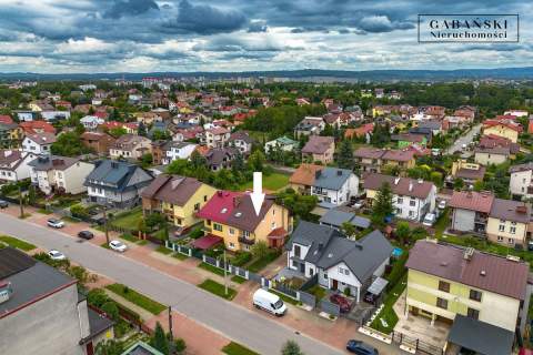 DOM W DOSKONAŁEJ LOKALIZACJI - KOMINEK, TARAS I OG