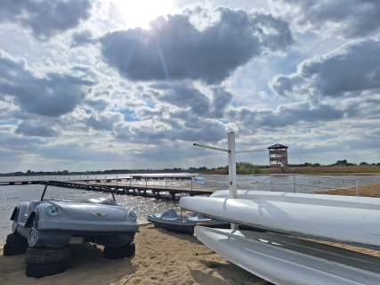Działka 3823 m z linią brzegową oraz stawem.