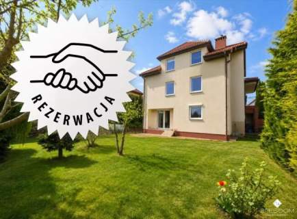 Przestronny dom w zielonej części Brzezin przy ulicy Poznańskiego...