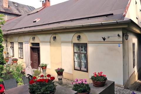 Kamienica inwestycyjna parking 8 aut - centrum