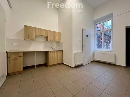 Lokal usługowo-handlowy na parterze 69 m , Ozimska