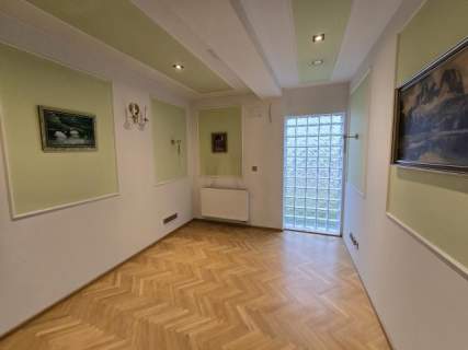Nieruchomość komercyjna do wynajęcia, 305 m2, Łazy