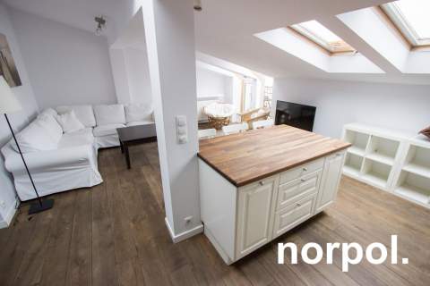 Przestronny apartament z osobną sypialnią i balkonem w centrum...