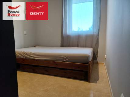 2 pokoje z miejscem postojowym i balkonem