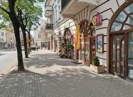 Lokal na parterze z możliwością przerobienia na mieszkanie.