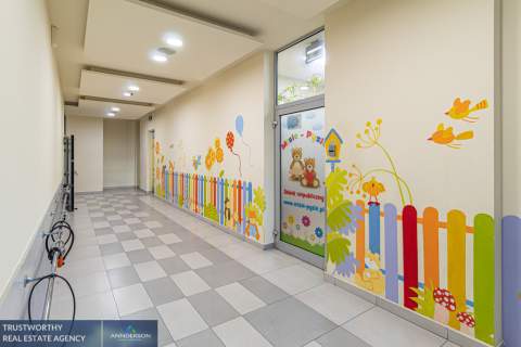 Lokal na parterze galerii handlowej na osiedlu