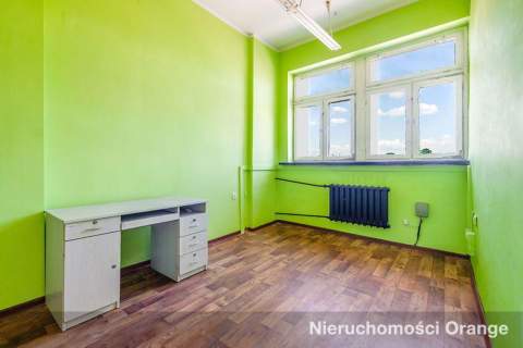 Duży budynek biurowo-mieszkalny w centrum