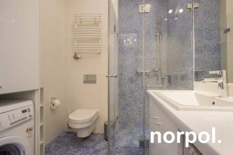 Przestronny apartament z osobną sypialnią i balkonem w centrum...