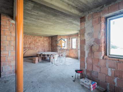 Wolnostojący dom do wykończenia. Działka 31 ar