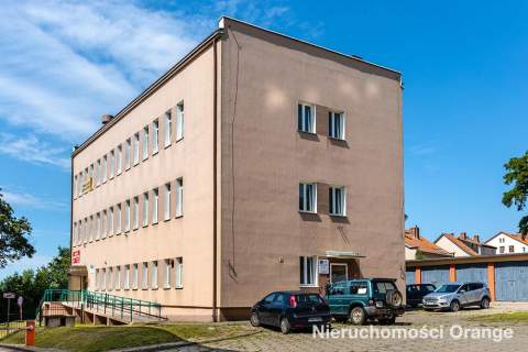 Budynek biurowy z parkingiem w centrum miasta