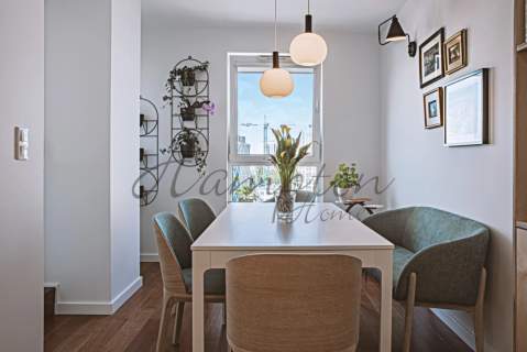 Apartament z dużym balkonem w budynku z recepcją