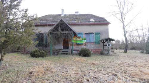 Off gridowy dom bez sąsiadów, wśród pól.
