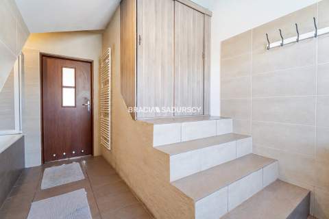 2-pok, 48 m ok. 60 m po podłodze , balkon