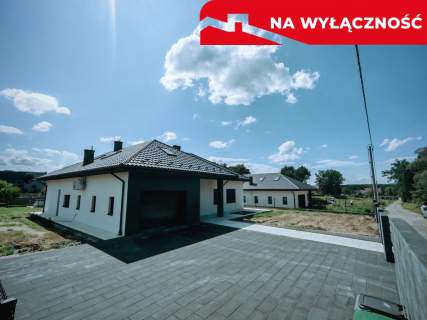 Nowy dom parterowy z antresolą.