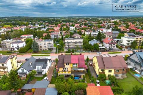 DOM W DOSKONAŁEJ LOKALIZACJI - KOMINEK, TARAS I OG