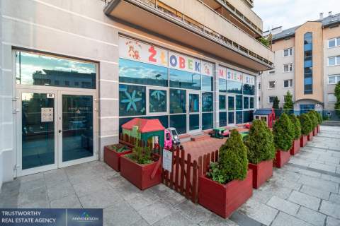 Lokal na parterze galerii handlowej na osiedlu