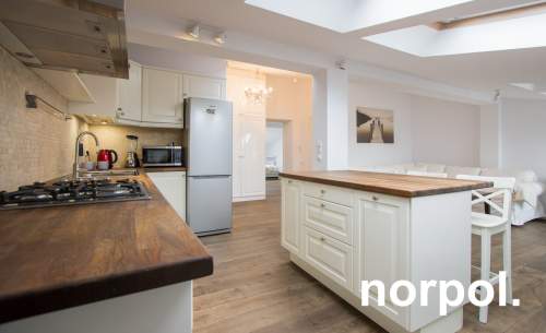Przestronny apartament z osobną sypialnią i balkonem w centrum...