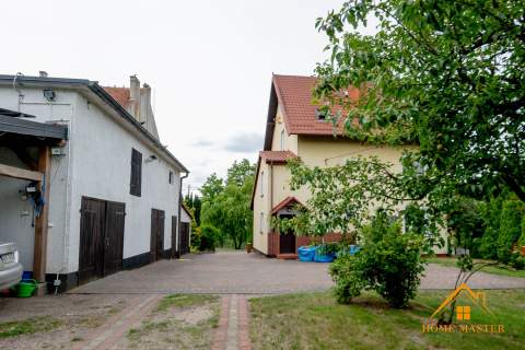 dom pomiędzy dwoma jeziorami