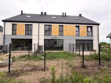 Gotowy dom w Mędłowie, 114m2 plus 28m2 poddasza, mały ogród
