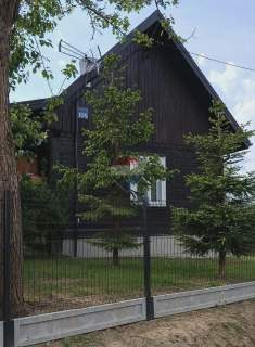 Klimatyczny drewniany dom wśród lasów w stylu rustykalnym
