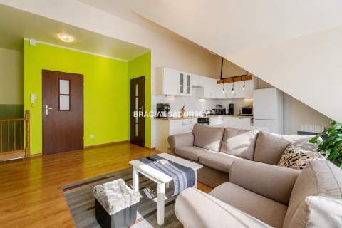 2-pok, 48 m ok. 60 m po podłodze , balkon