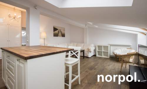 Przestronny apartament z osobną sypialnią i balkonem w centrum...