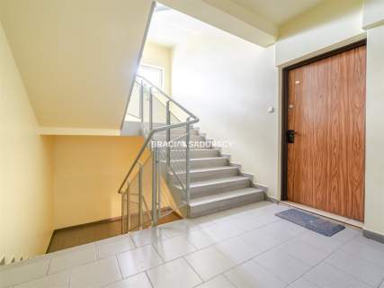 Ustawne 2 pokojowe mieszkanie w apartamentowcu.