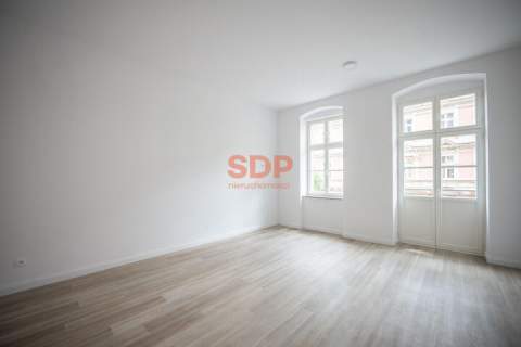 kawalerka z osobną kuchnią piekna kamienica balkon