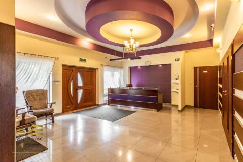 Hotel z restauracją 1500 m - duża działka 4400 m 