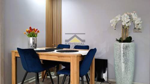 Dom szeregowiec przy ścianie lasu, po remoncie