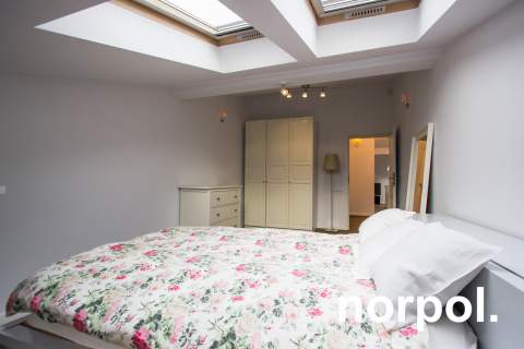 Przestronny apartament z osobną sypialnią i balkonem w centrum...