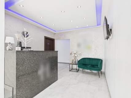 Obiekt hotelowy nad jeziorem na Mazurach.
