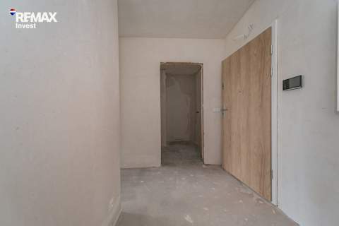Duże mieszkanie z balkonem i wykuszem.