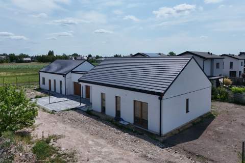 Dom 102 m parteru 43 m poddasza PKP 1 km gm. Błonie