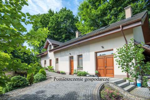 Komfortowy dom 233 m z ogrodem przy rzece.