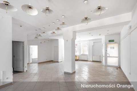 Budynek biurowy z parkingiem w centrum miasta