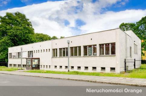 Budynek biurowo-usługowy przy drodze wojewódzkiej