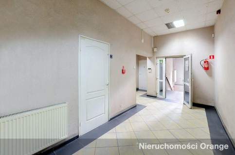 Budynek biurowy w centrum z parkingiem
