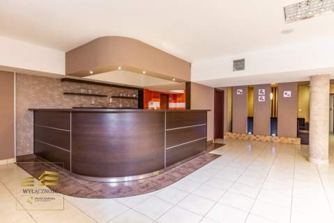 Hotel z restauracją 1500 m - duża działka 4400 m 